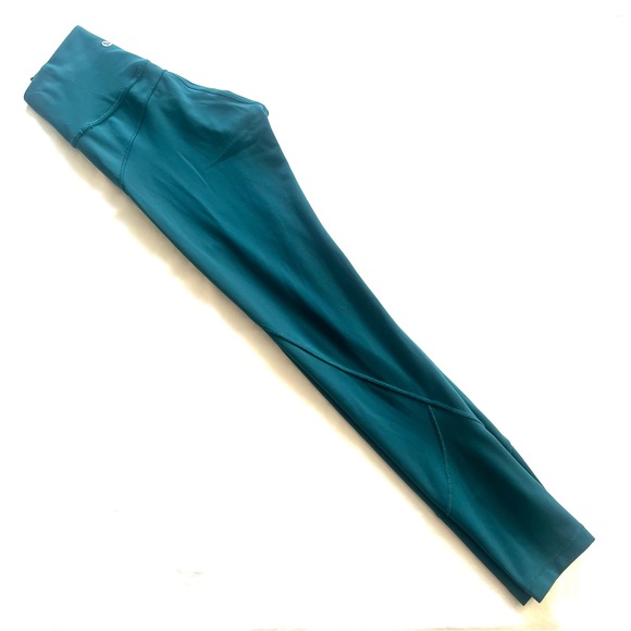 Lululemon leggings Size 2 VGUC In Movement Bermuda Teal Everlux 25” - Picture 4 of 4
